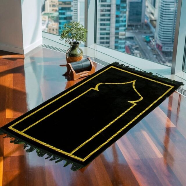 Plush Mehrab Janamaz - Black & Gold
